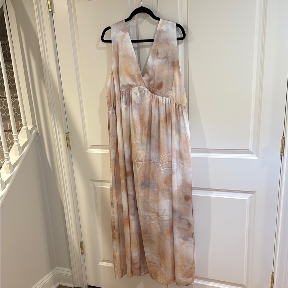 Elegant Sleeveless Maxi Dress in Cream and Tan